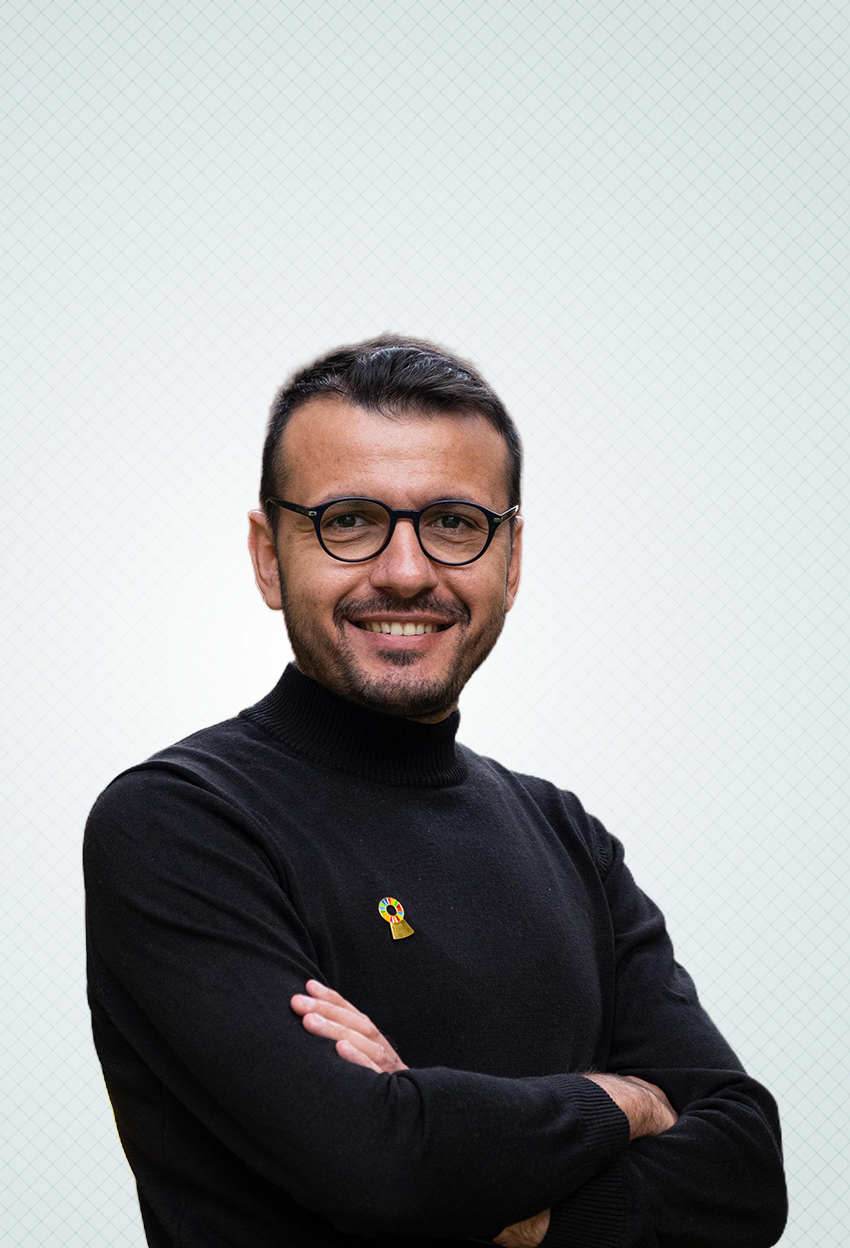 İKİ KARE ARASINDA KURULAN VİCDAN KÖPRÜSÜ: UĞUR GALLENKUŞ VE “PARALEL EVRENLER”İN ÇARPICI DİLİ